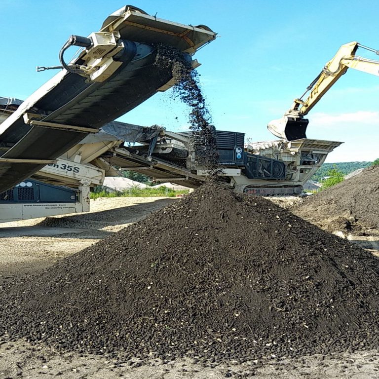 Chargement du crible et du concasseur - Substrat au 1er plan