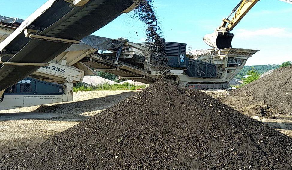 Chargement du crible et du concasseur - Substrat au 1er plan